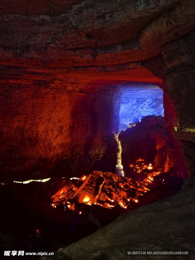 洞穴内奇幻的光影景观