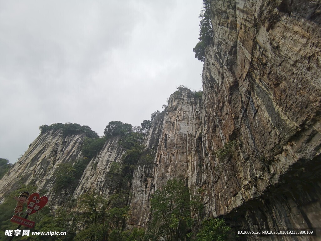 险峻陡峭的壮观山壁景色