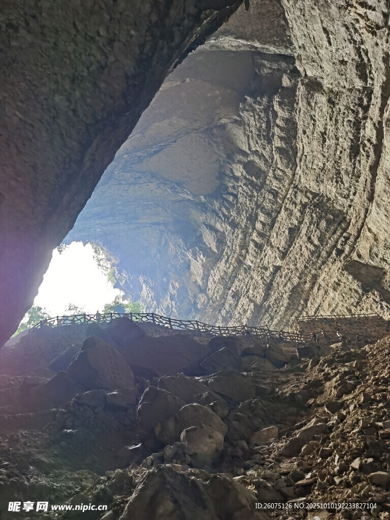 洞穴深处透出的一线天光