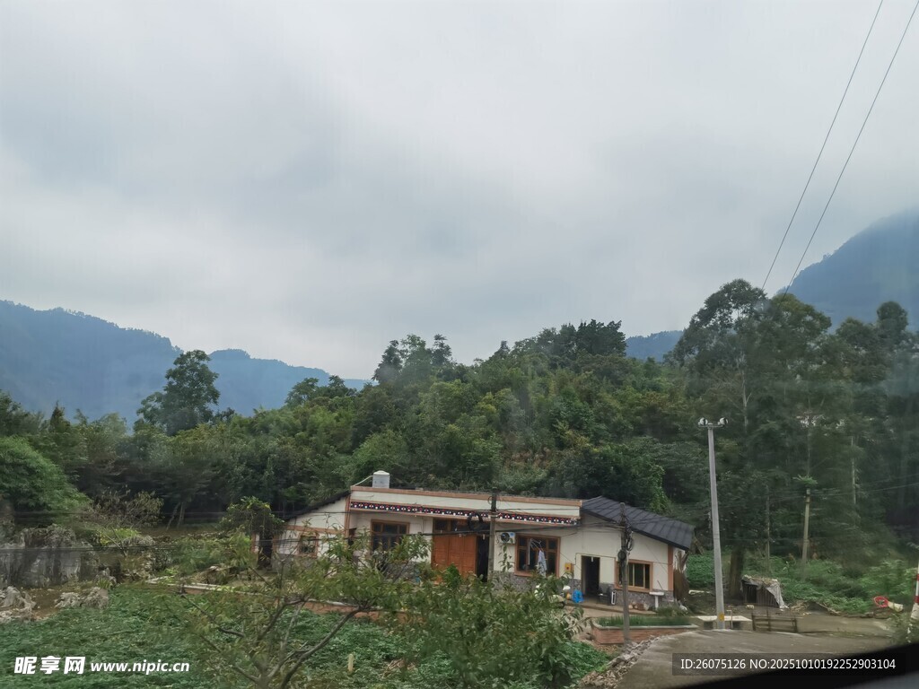 山间小屋隐于自然之中
