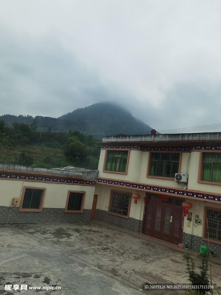 藏式风格建筑与远山景观