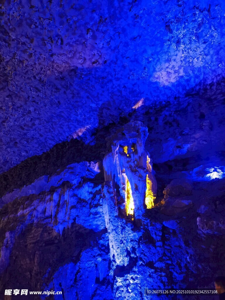 洞穴探险者的神秘蓝色之旅