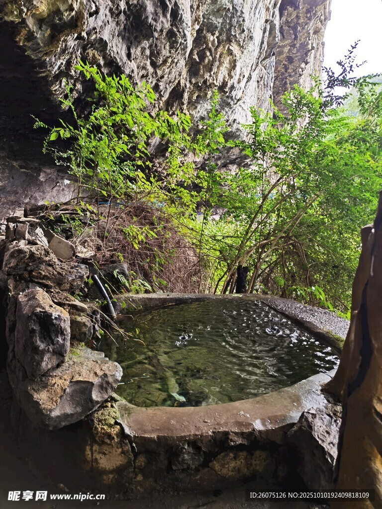 山间清泉池景