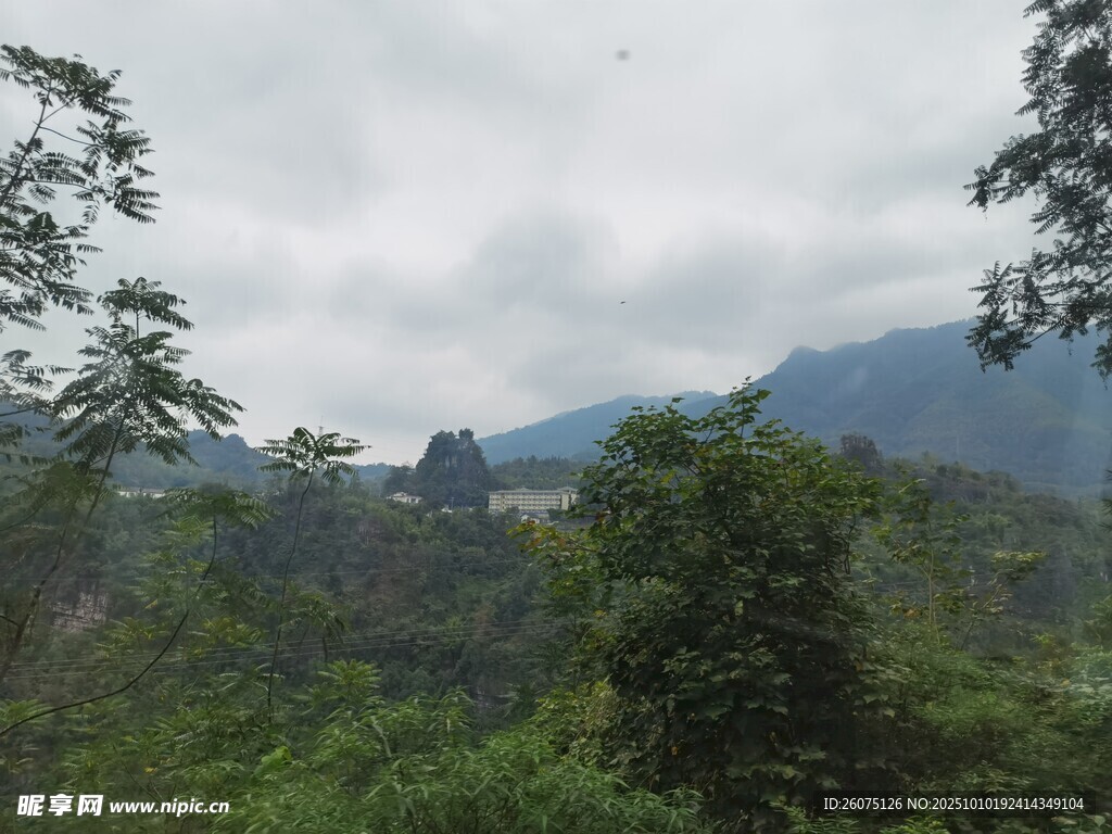 山林云雾景观