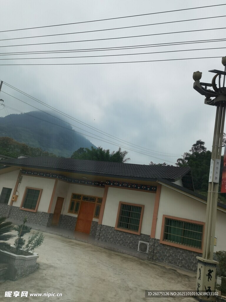 乡村民居远山近景