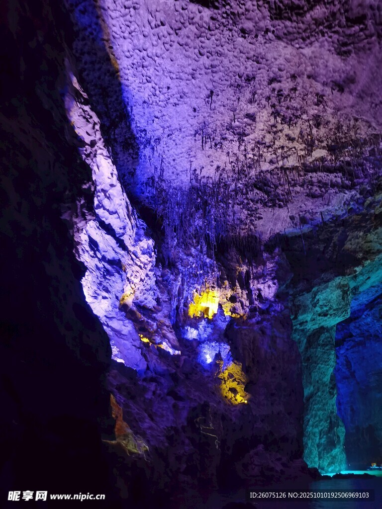 梦幻洞穴内的多彩景观