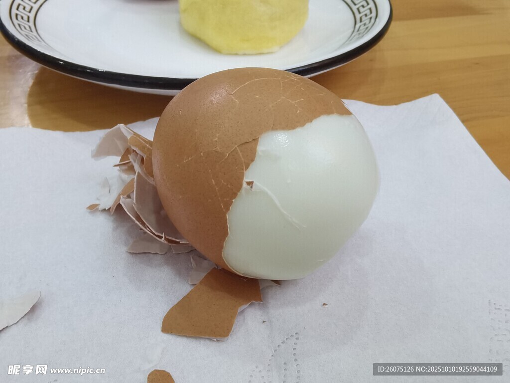 剥壳鸡蛋特写