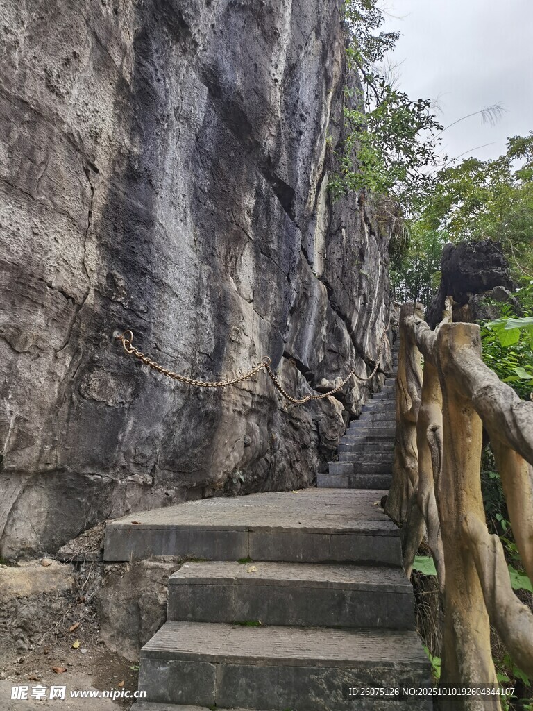 山间石阶旁的峭壁景观