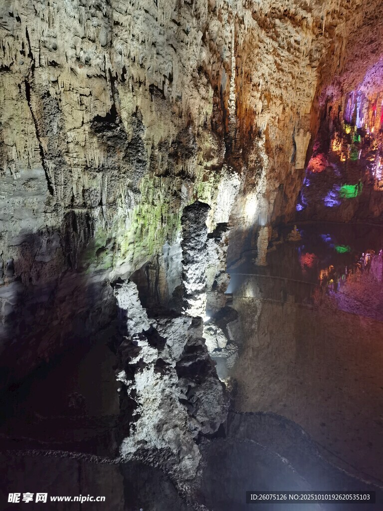 地下溶洞景观奇幻迷人