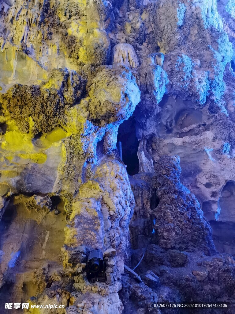 神秘洞穴内的奇幻岩石景观