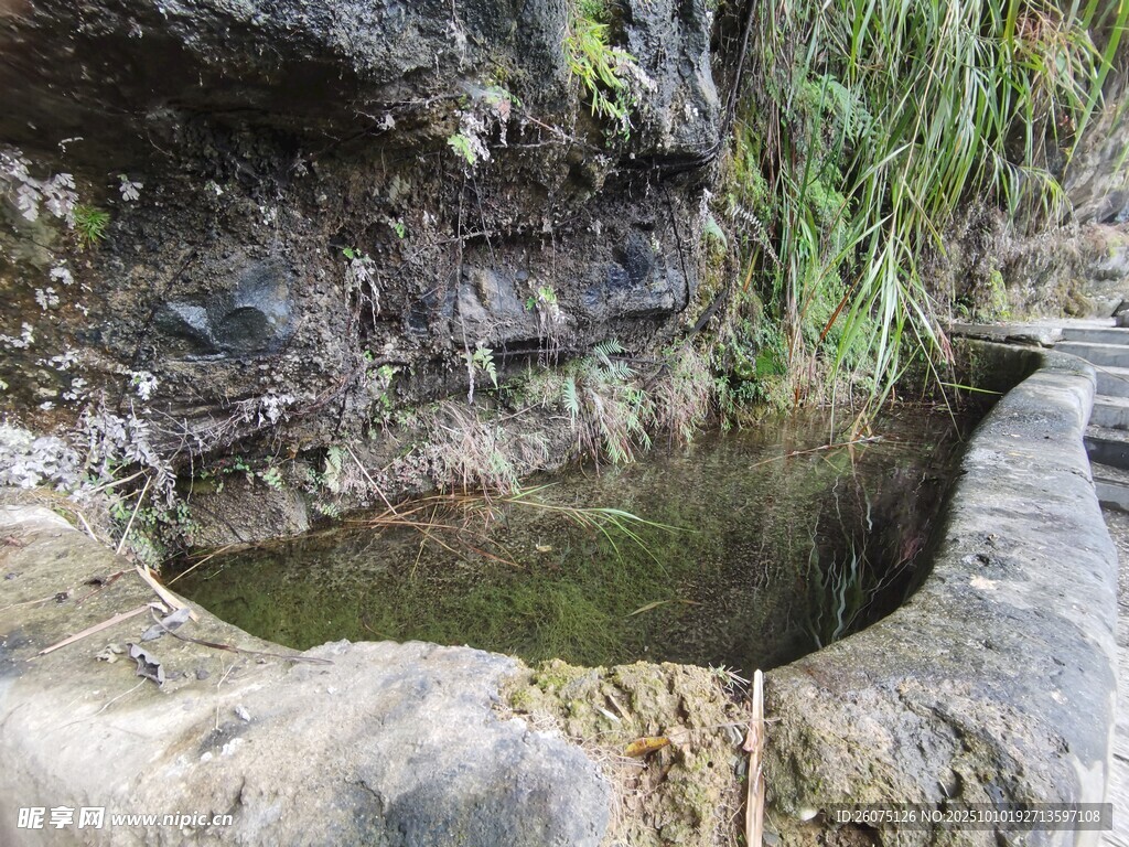 山间石砌小水池