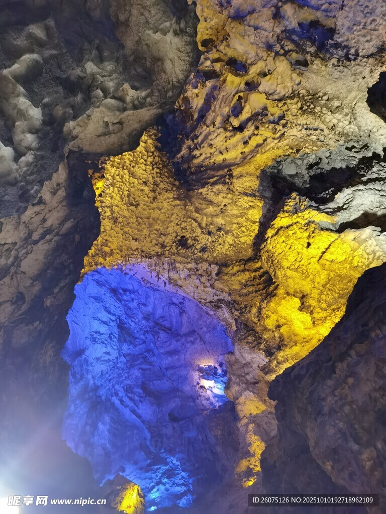 洞穴内五彩斑斓的奇幻景象