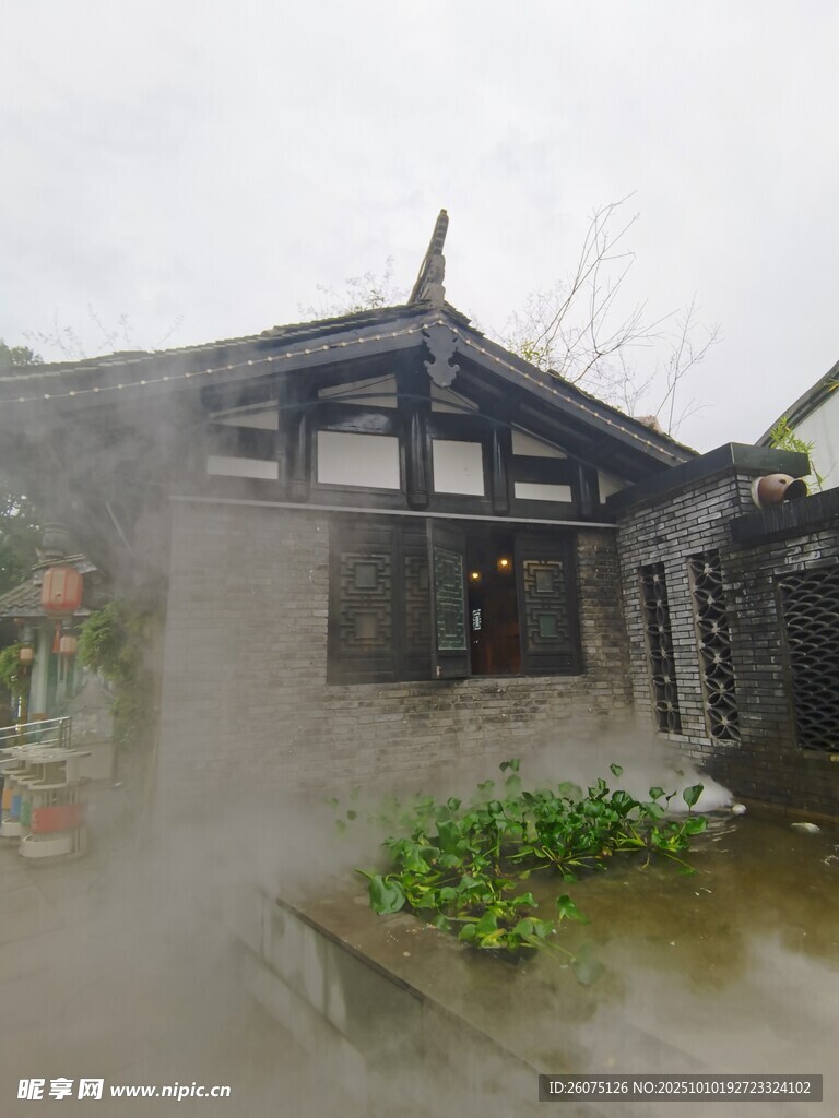 烟雨朦胧中的中式古朴小院