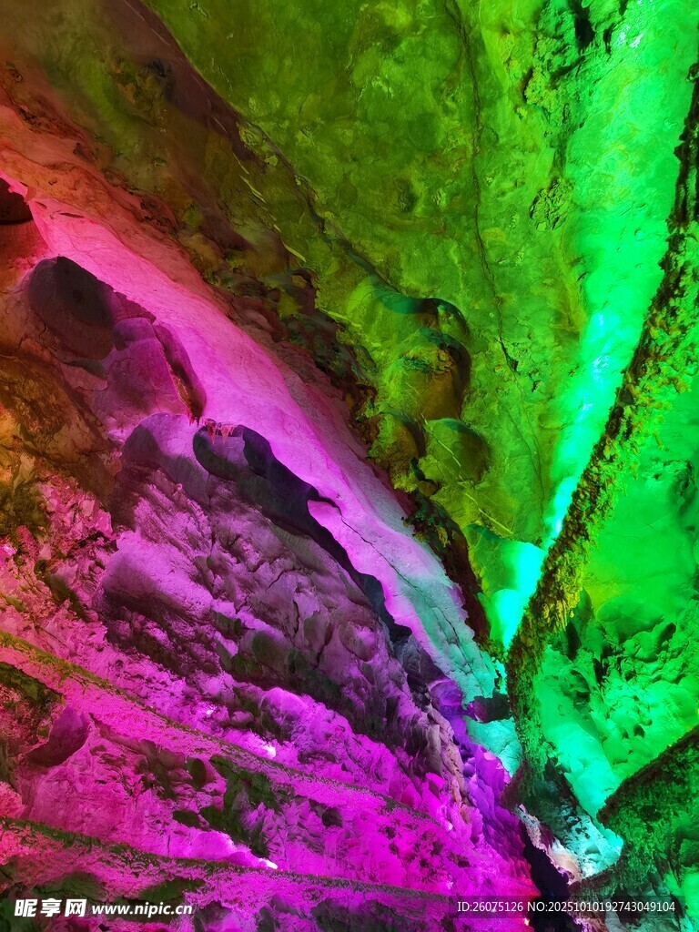 梦幻彩色溶洞景观
