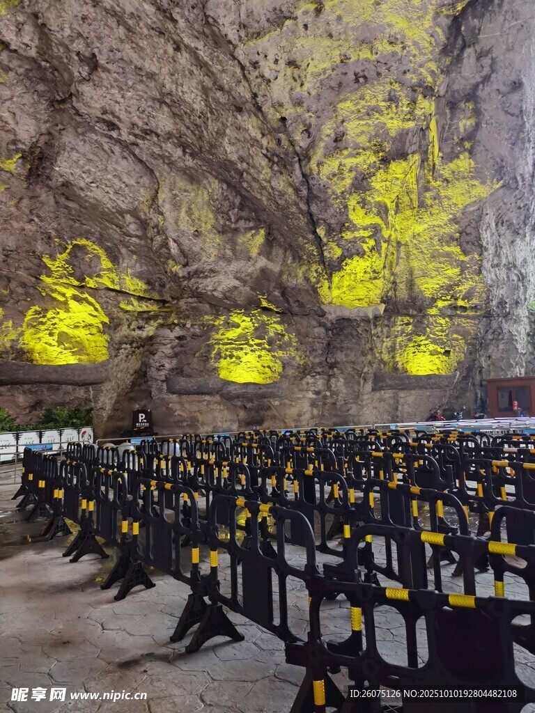 峡谷中整齐排列的黑色护栏