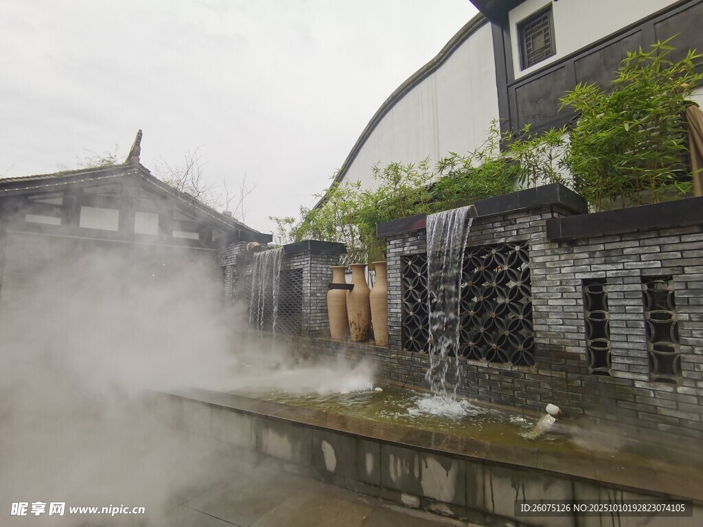 古巷温泉水雾缭绕之景