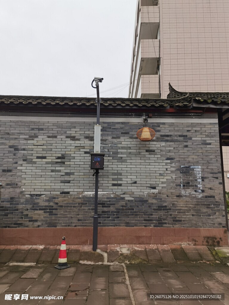 老旧墙面旁的路灯与建筑