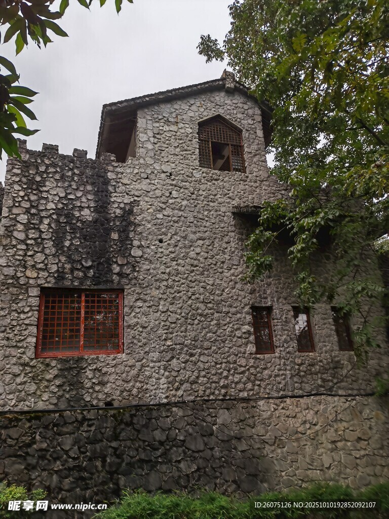 古老石砌建筑绿荫环绕