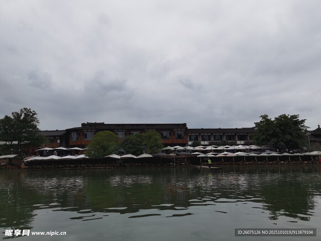 河畔古建筑云雾缭绕景
