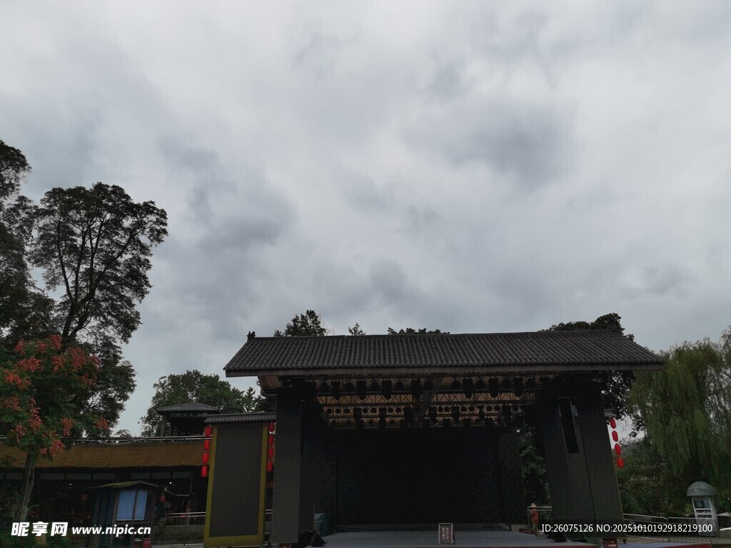 中式古建门楼阴云笼罩