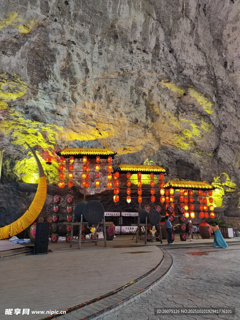 洞穴中式夜景建筑景观