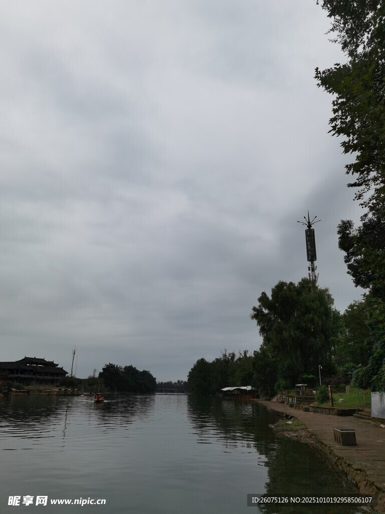 河畔风景绿树环绕的水域