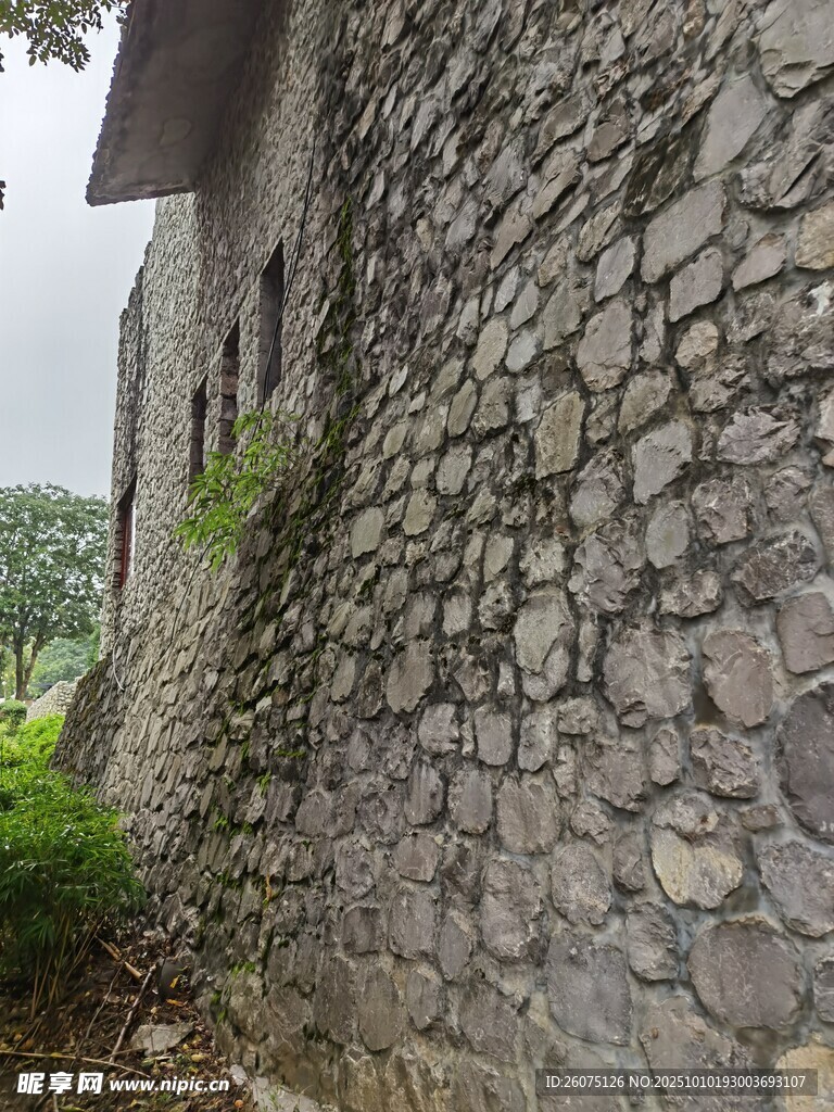 古老石墙岁月痕迹尽显