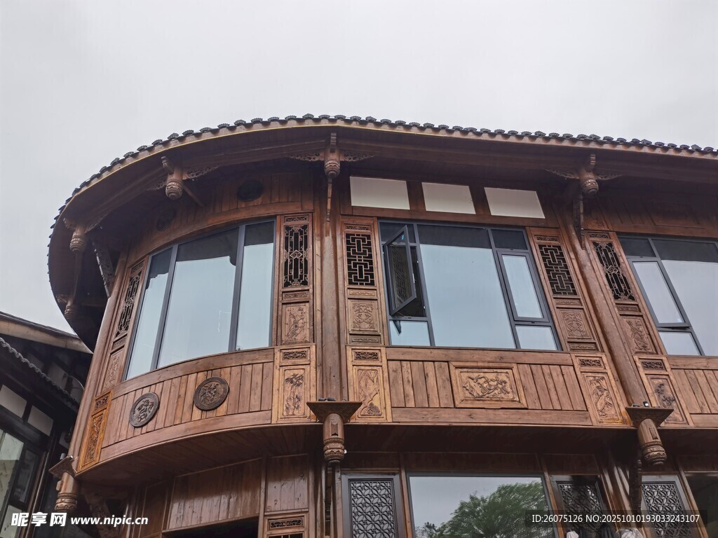 中式弧形木质传统建筑