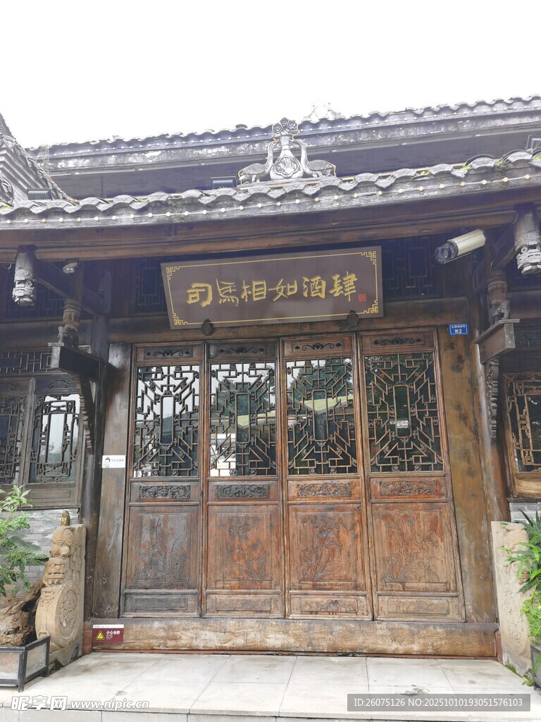 古旧中式木门建筑景观