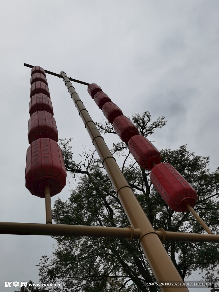 红色塔状装置于户外场景
