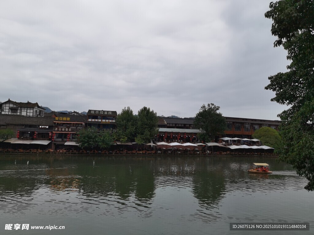 水乡河畔风景