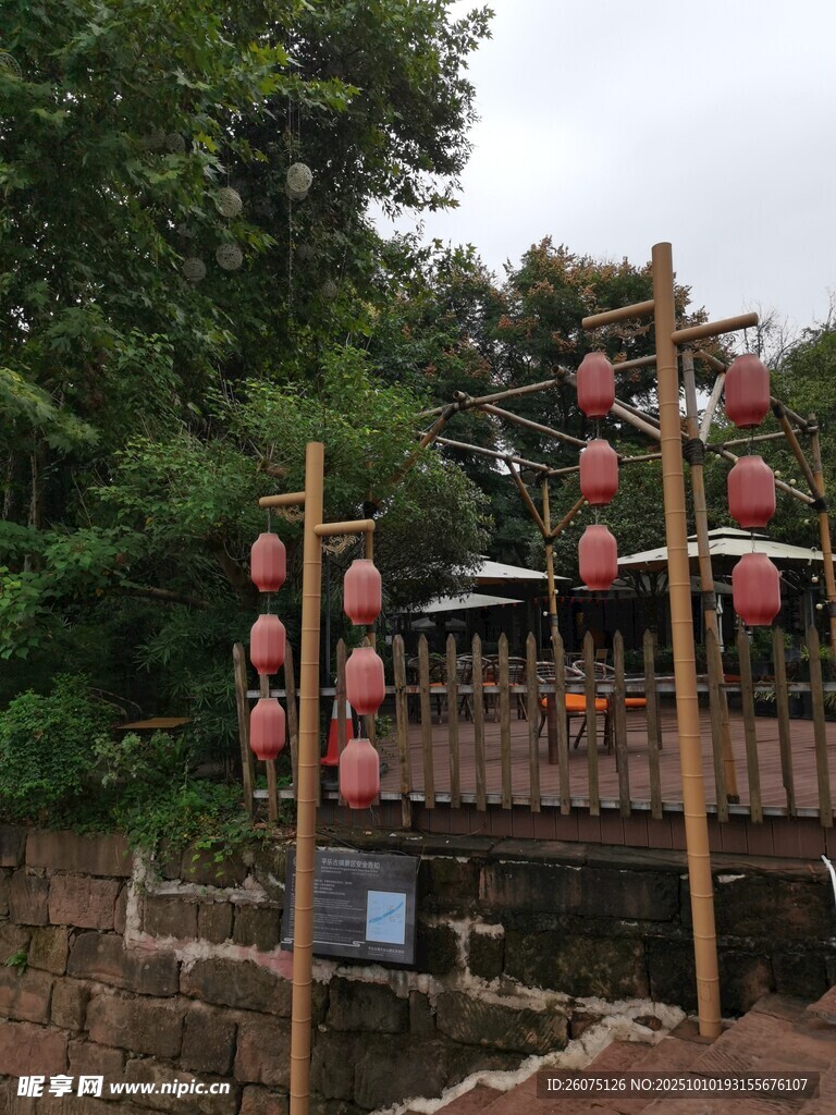 古景挂红灯笼添古韵