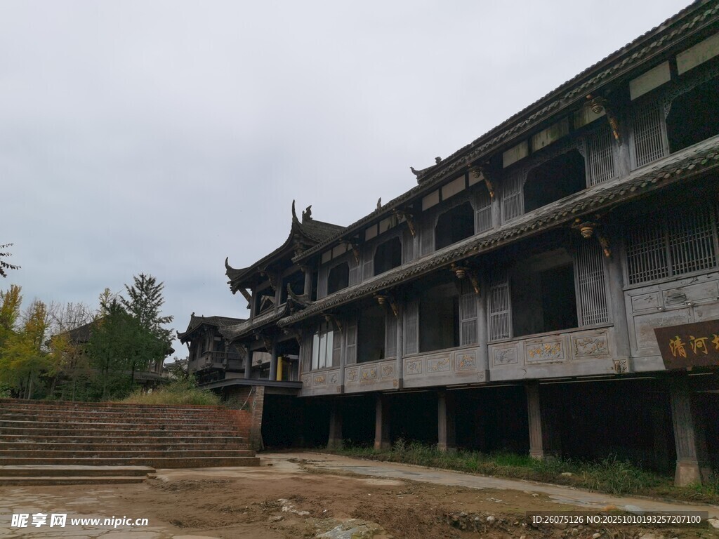 古老中式建筑尽显沧桑韵味