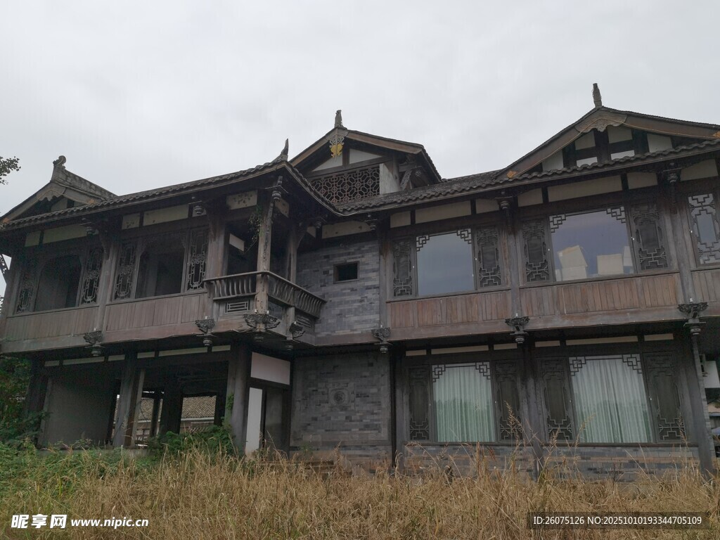 古老破旧的中式多层建筑