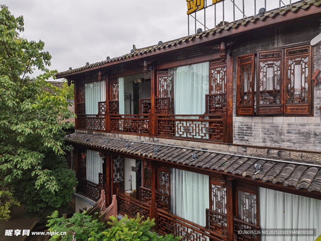 古色古香中式传统木质建筑