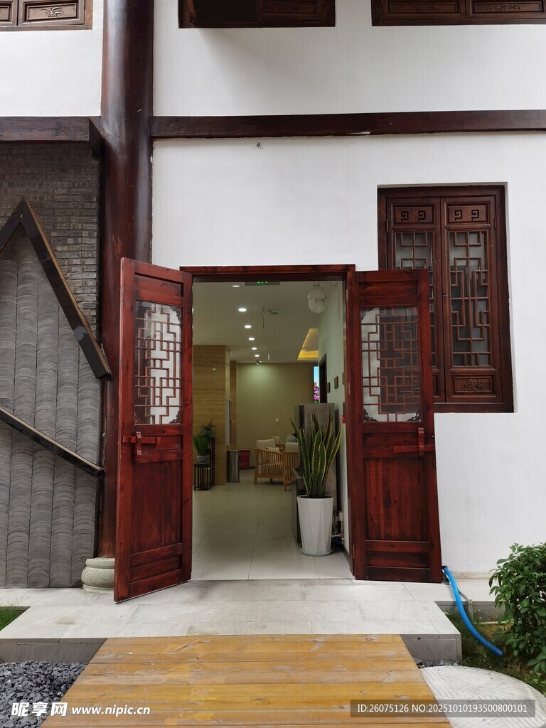 中式古宅敞开的木质大门