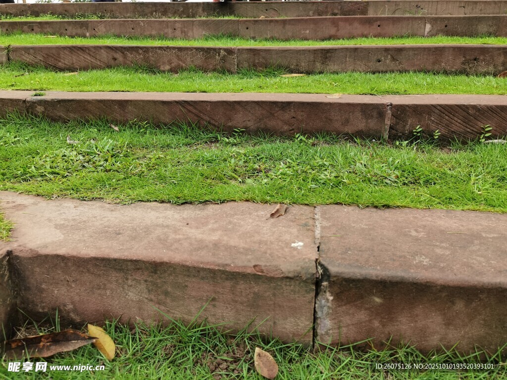 石砌台阶与翠绿草地