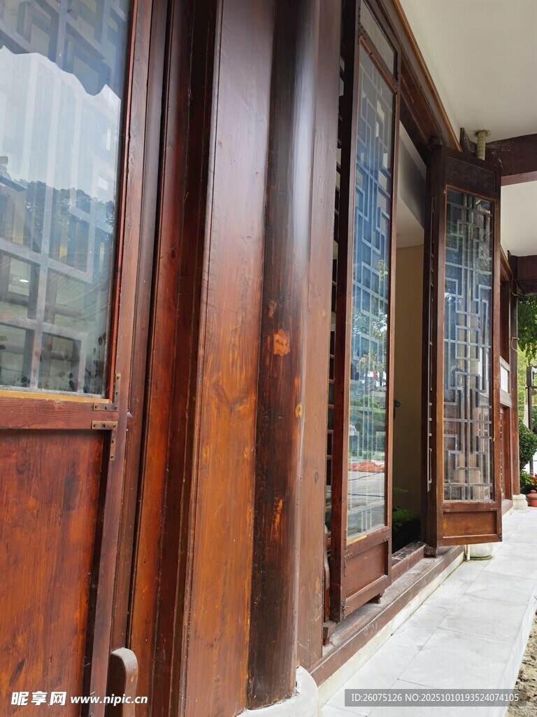 木质门窗打造温馨家居角落