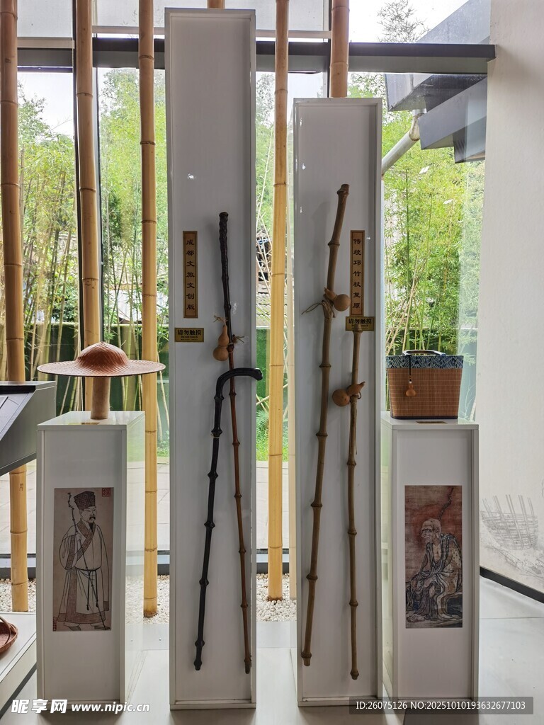 中式展厅内的艺术陈列品