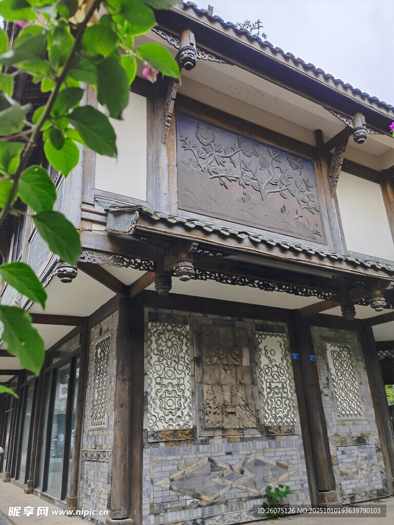 古朴中式传统木质建筑