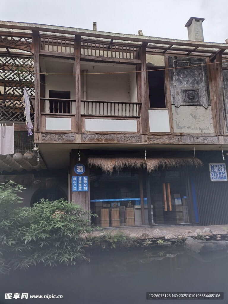 古朴中式传统木质老建筑