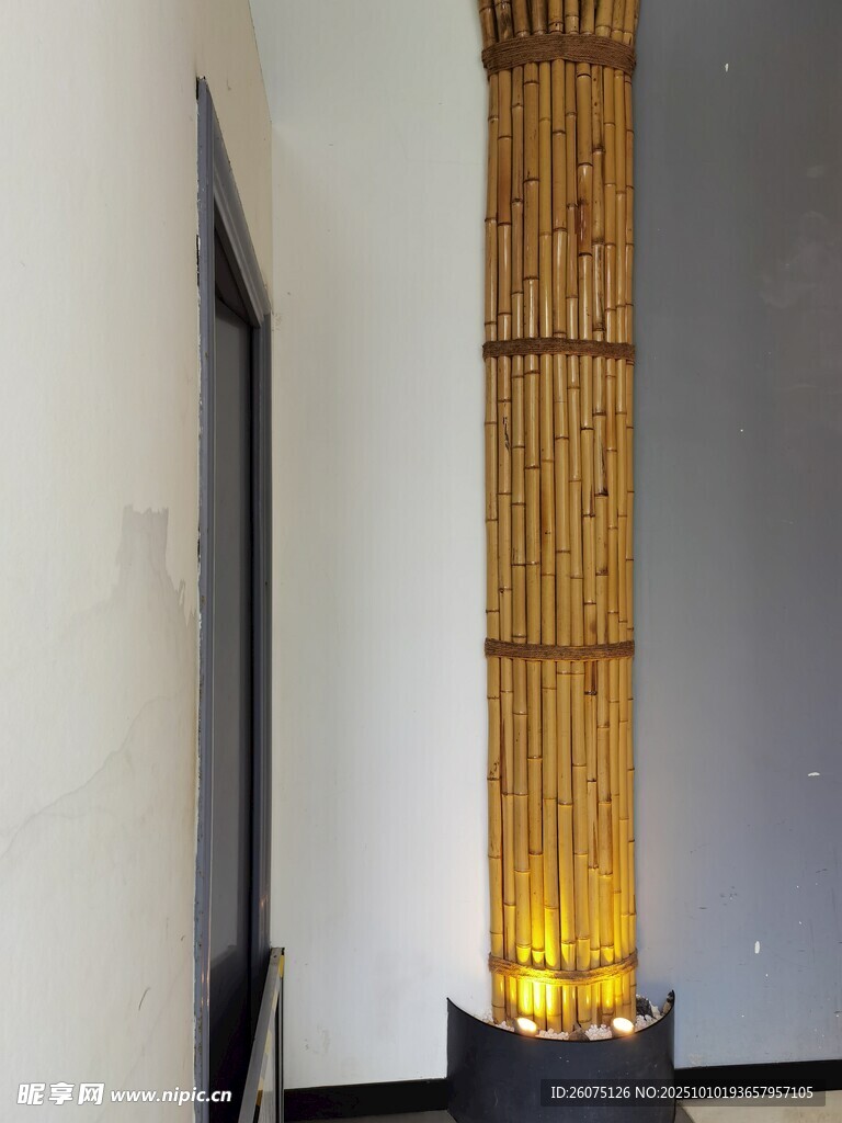 竹制落地灯散发温暖光芒