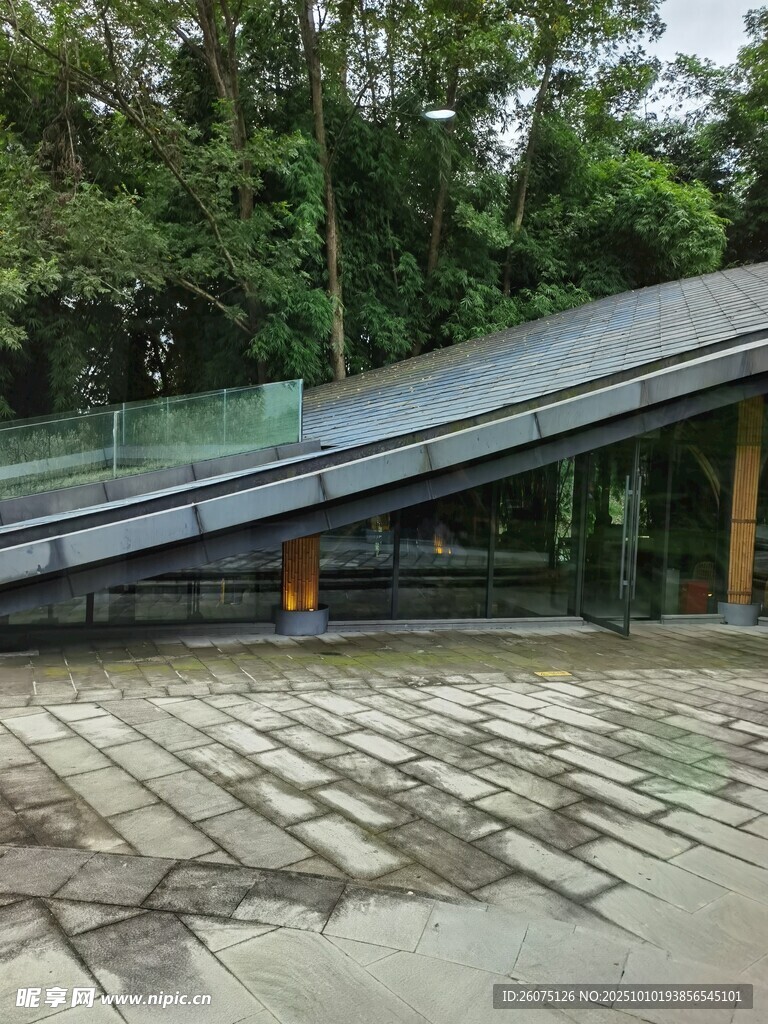 户外斜坡式玻璃栈道