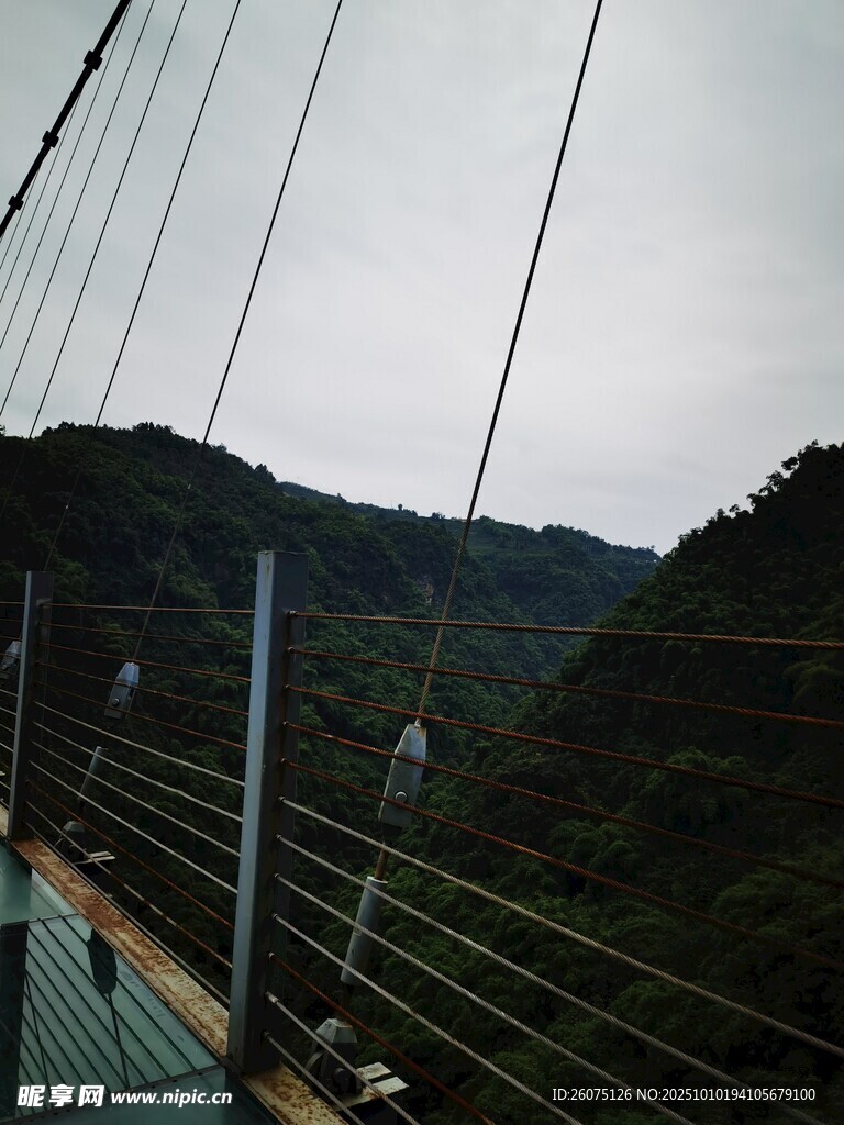 山间吊桥风景