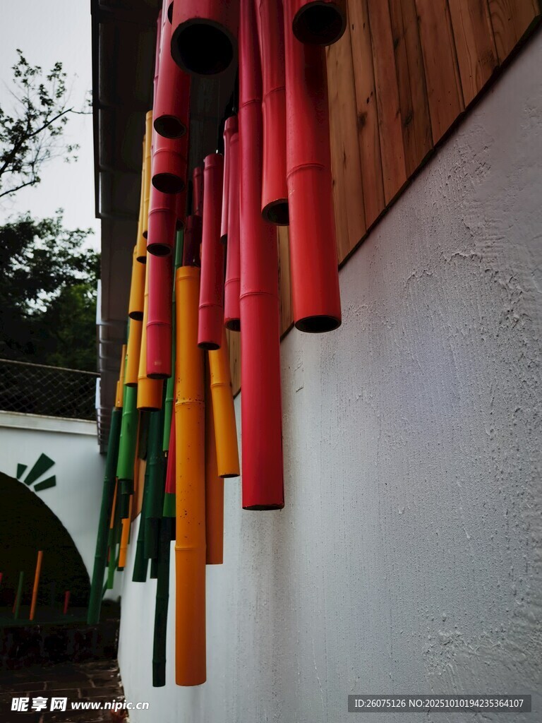 彩色风铃悬挂于墙边