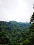 翠绿山峦间的自然美景