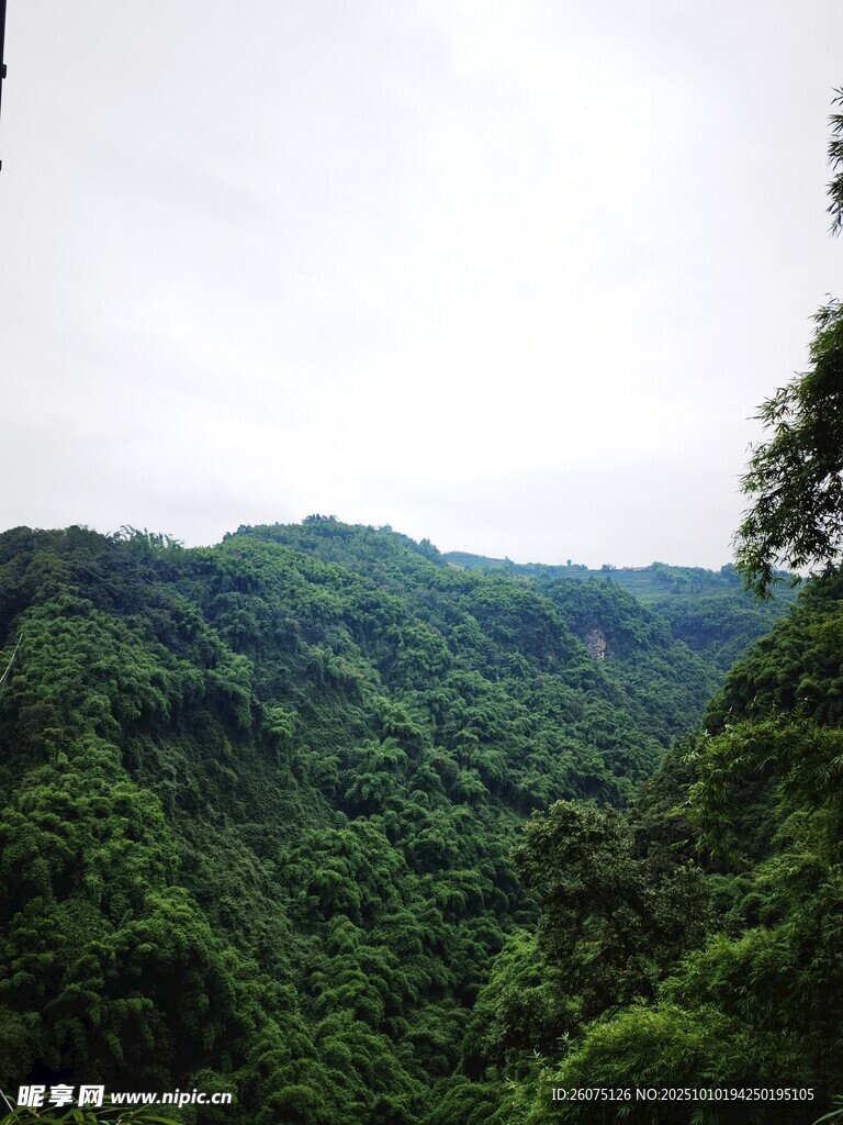 翠绿山峦间的自然美景