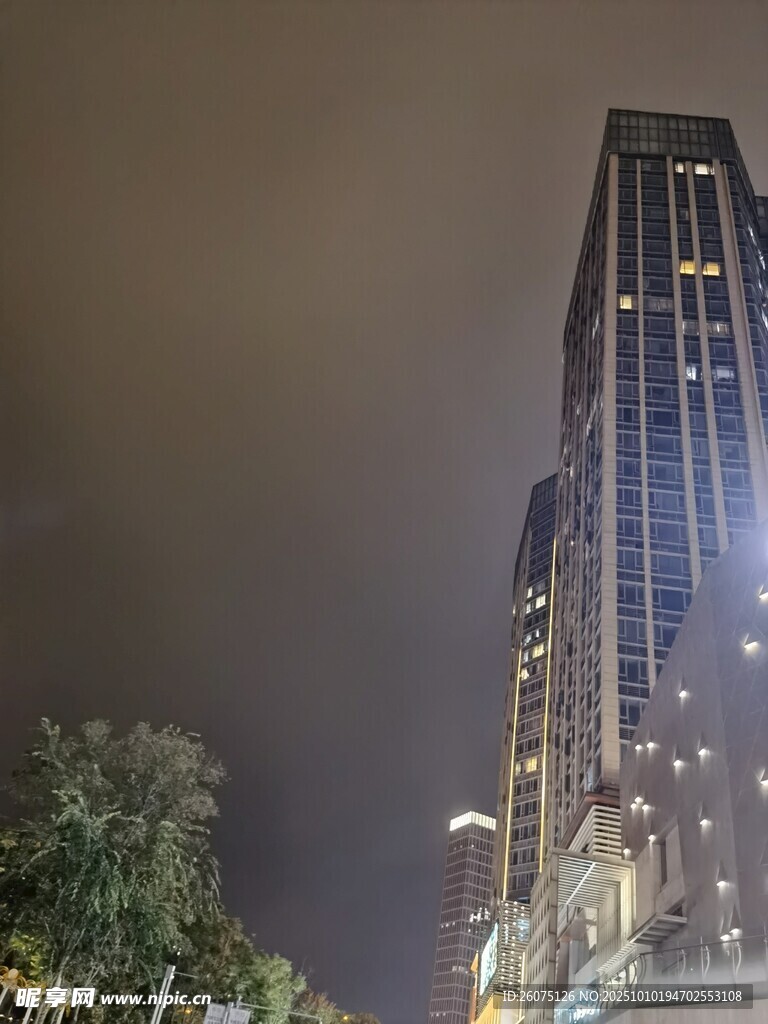 夜幕下的璀璨高楼