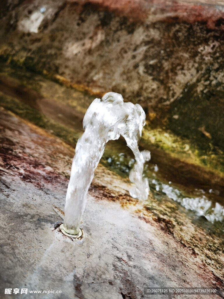 山间小瀑布