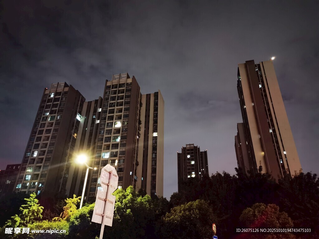 城市夜景中的雕像与高楼